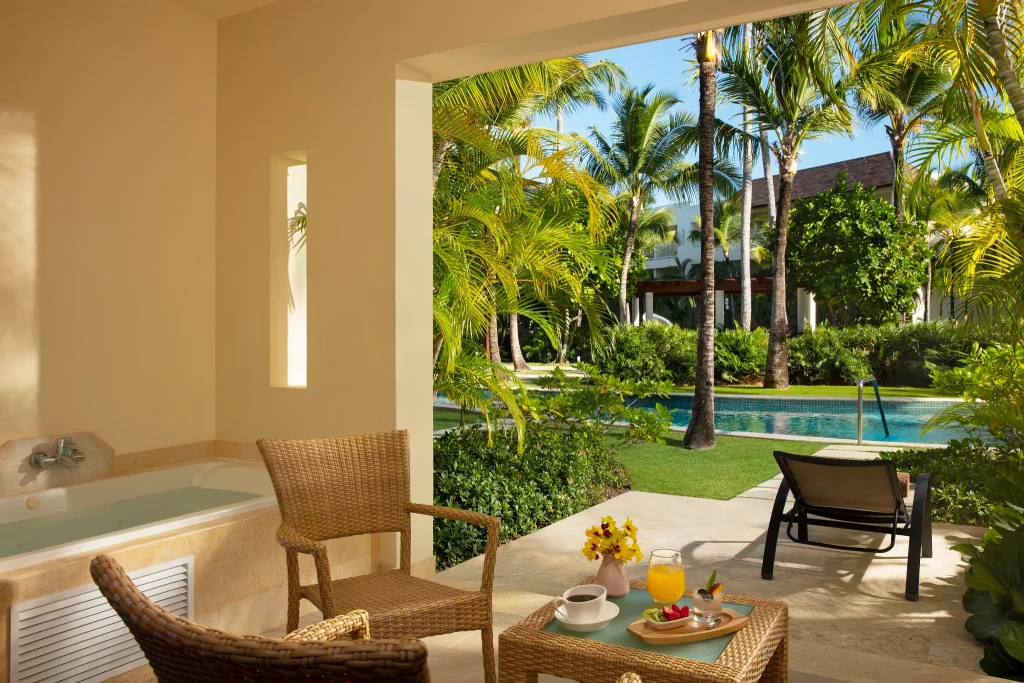 Preferred Club Deluxe Swim Up