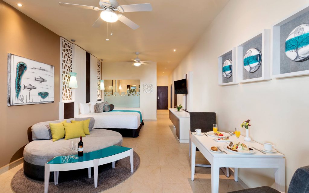 OCEANFRONT POOL SWIM UP SUITES