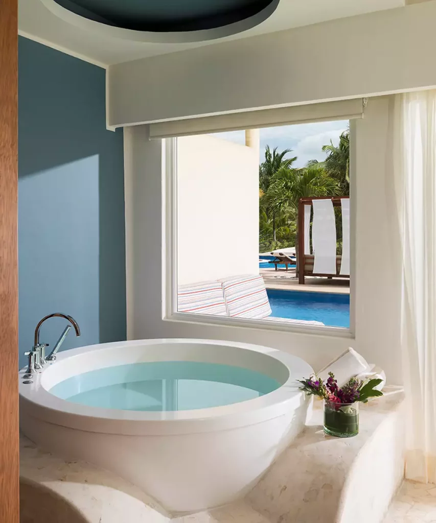 Royal Premium Swim Up Suite