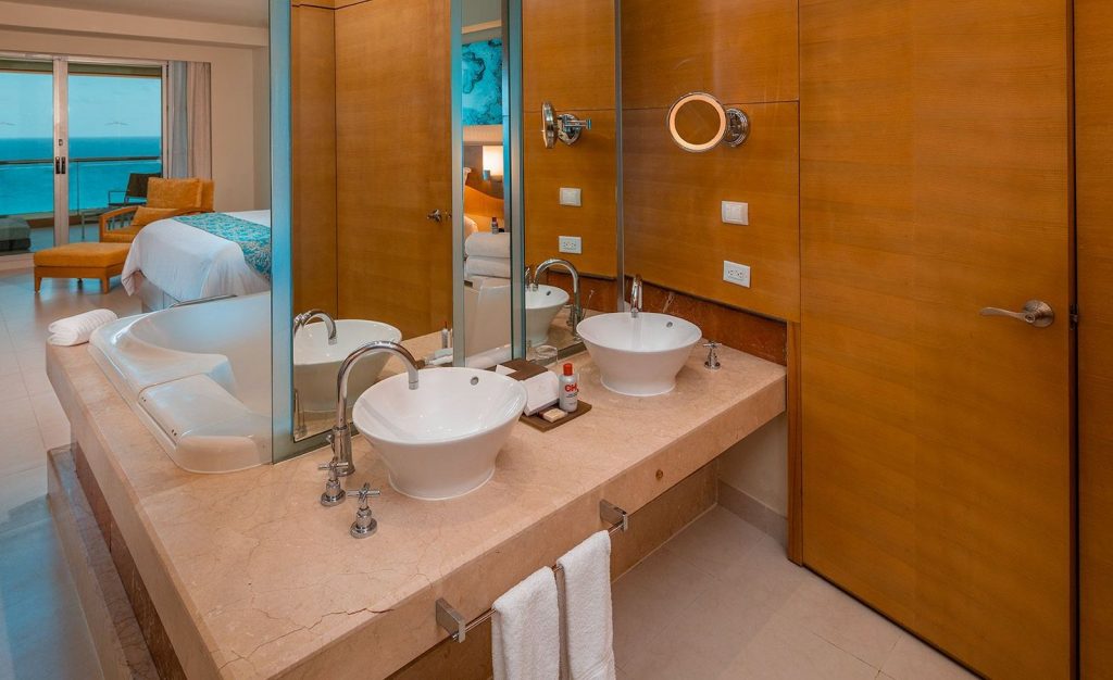 Superior Honeymoon Suite