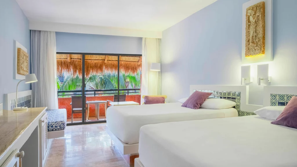 DOUBLE SUPERIOR BY THE POOL