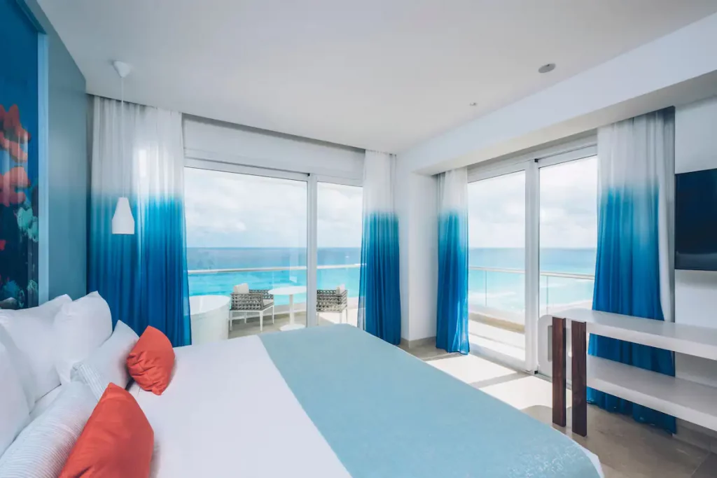 JUNIOR SUITE OCEAN FRONT CORNER (CORAL LEVEL)