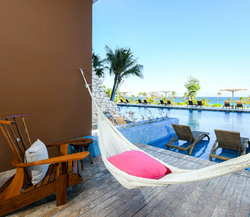 ADULTS OCEAN FRONT SWIM UP