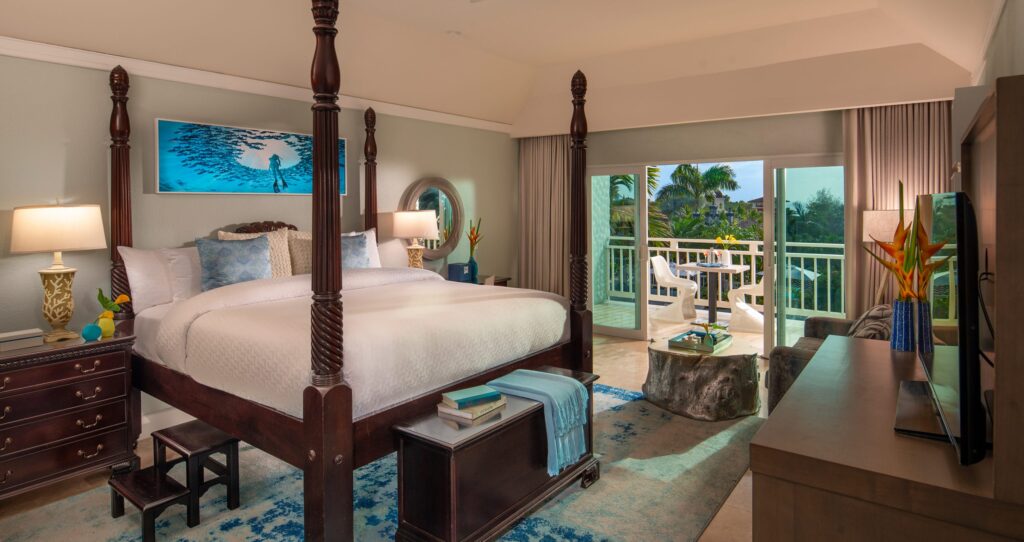 Sunset Bluff Honeymoon Luxury Club Level Room